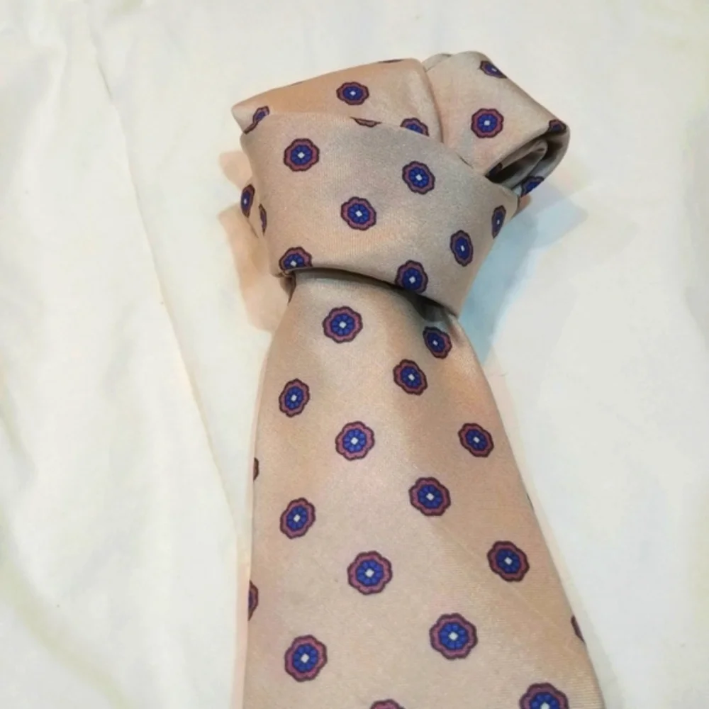 Vintage Valentino 100% Italian silk, Cream With Small Spots Pattern tie